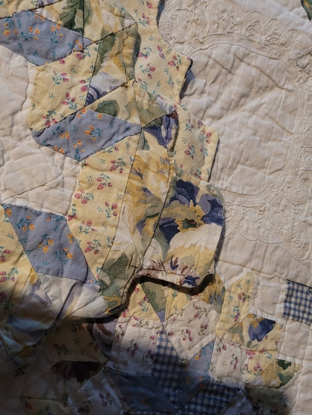 Vintage Handmade Quilt - Picture 8 of 13